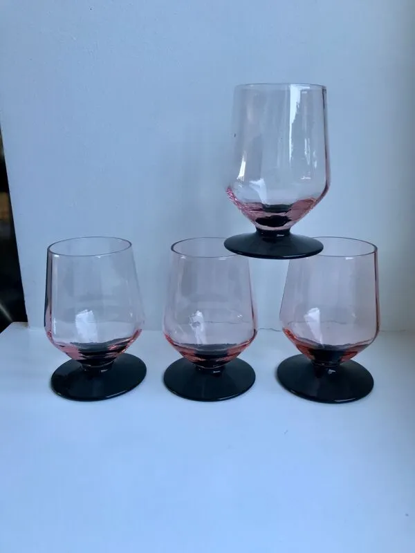 Illustration numéro 5 du produit Lot de 4 verres à pieds roses et pieds noirs art déco années 30