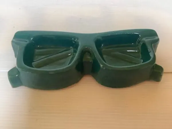 Illustration numéro 5 du produit Vide poche baguier en forme de lunettes