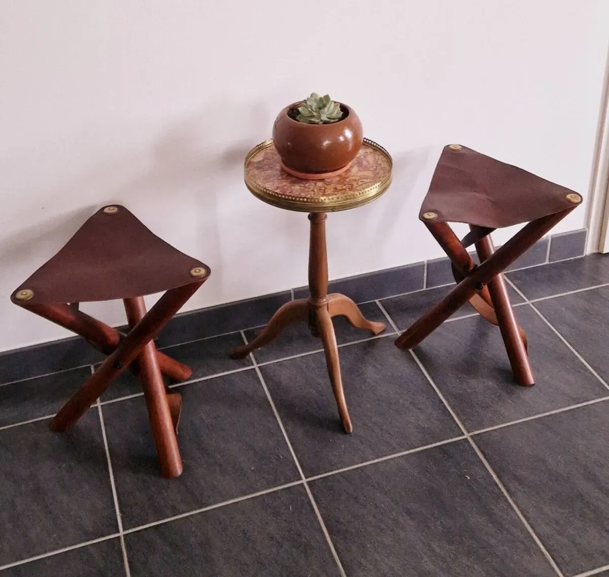 Illustration numéro 5 du produit Ensemble de tabourets tripode teck et cuir