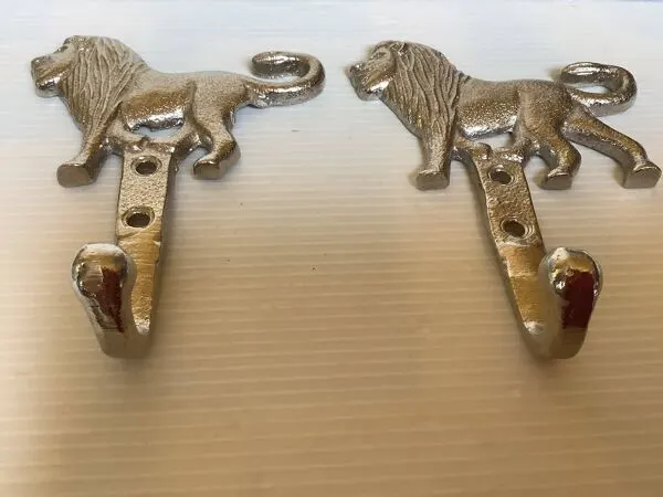 Illustration numéro 5 du produit Paire de patères lions argentées