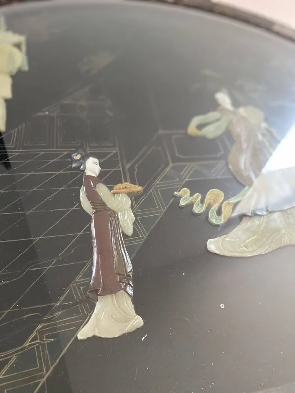 Illustration numéro 5 du produit Table décoratives chinoise – laque noire, incrustations jade et nacre