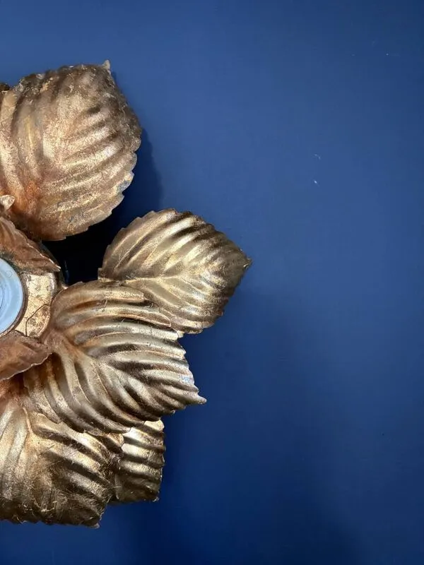 Illustration numéro 5 du produit Applique fleur ''Masca Italie'' en tôle dorée, 1970