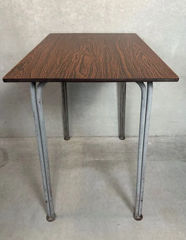 Illustration numéro 5 du produit Table d'école industrielles vintage – acier et composite