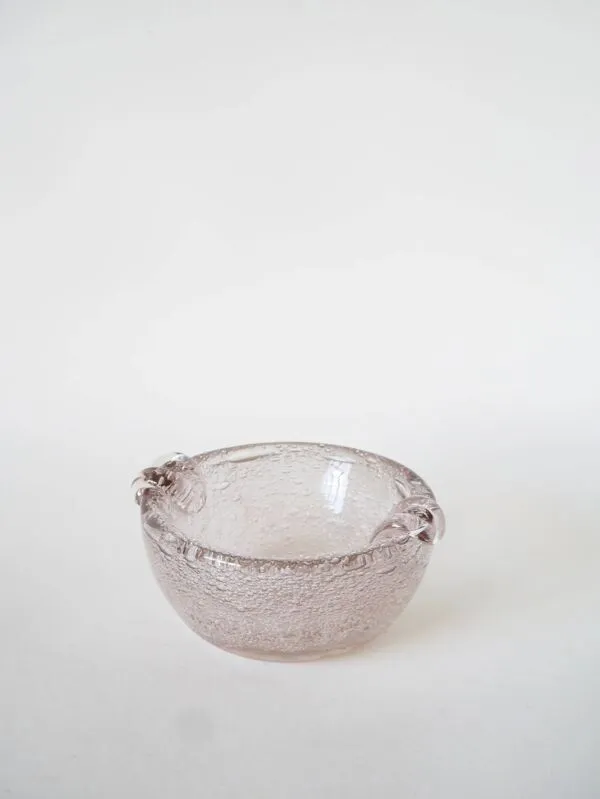 Illustration numéro 5 du produit Cendrier en verre bullé de Biot, rose, 1960