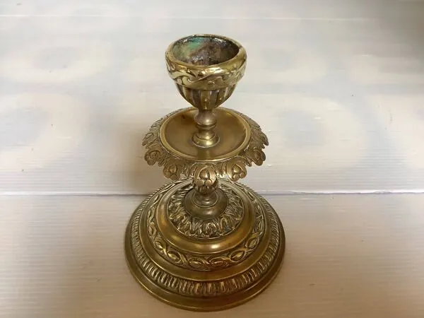 Illustration numéro 5 du produit Bougeoir en laiton travaillé