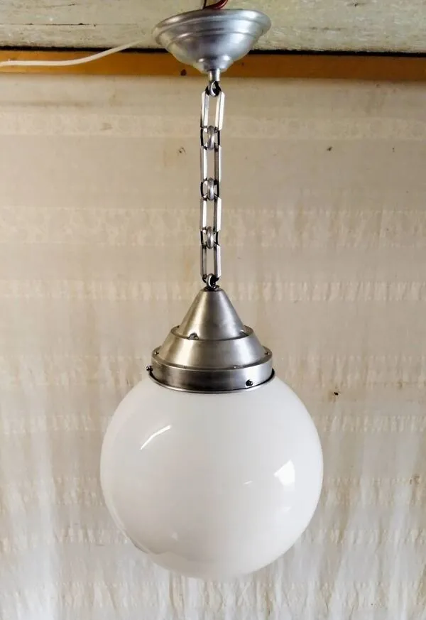 Illustration numéro 5 du produit Suspension industrielle globe opaline XXL - années 40/50
