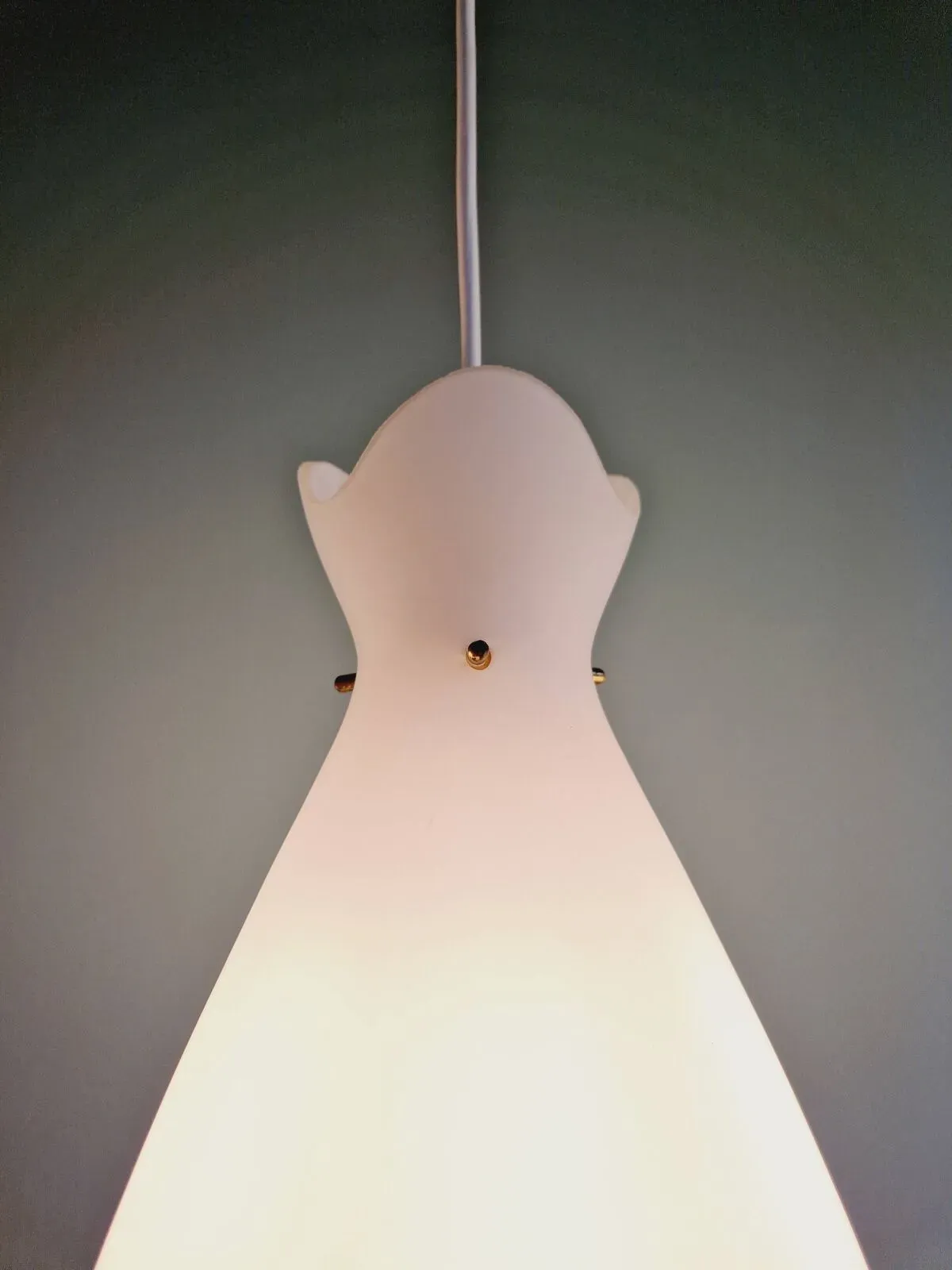 Illustration numéro 5 du produit Suspension scandinave en verre satiné blanc, années 60