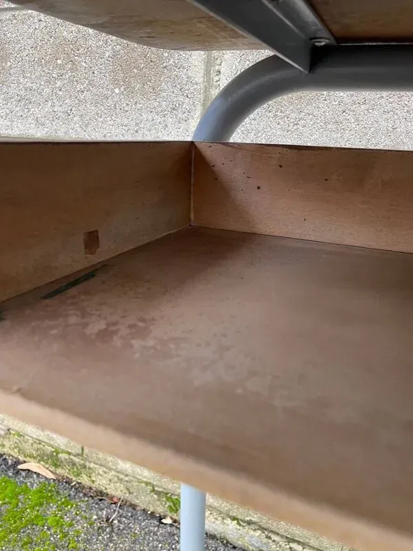 Illustration numéro 5 du produit Petit bureau d’écolier et sa chaise vintage