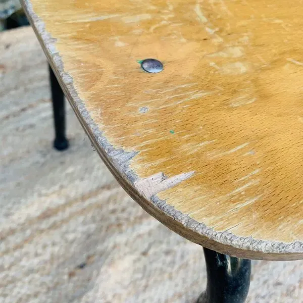 Illustration numéro 5 du produit Paire de chaises d’école