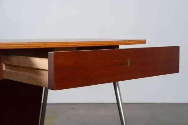 Illustration numéro 5 du produit Bureau d'enseignant Munkegaard, Arne Jacobsen