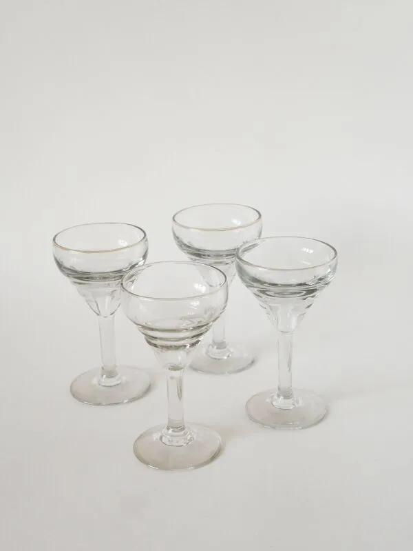 Illustration numéro 5 du produit Lot de 4 verres à vin en verre moulé, 1920