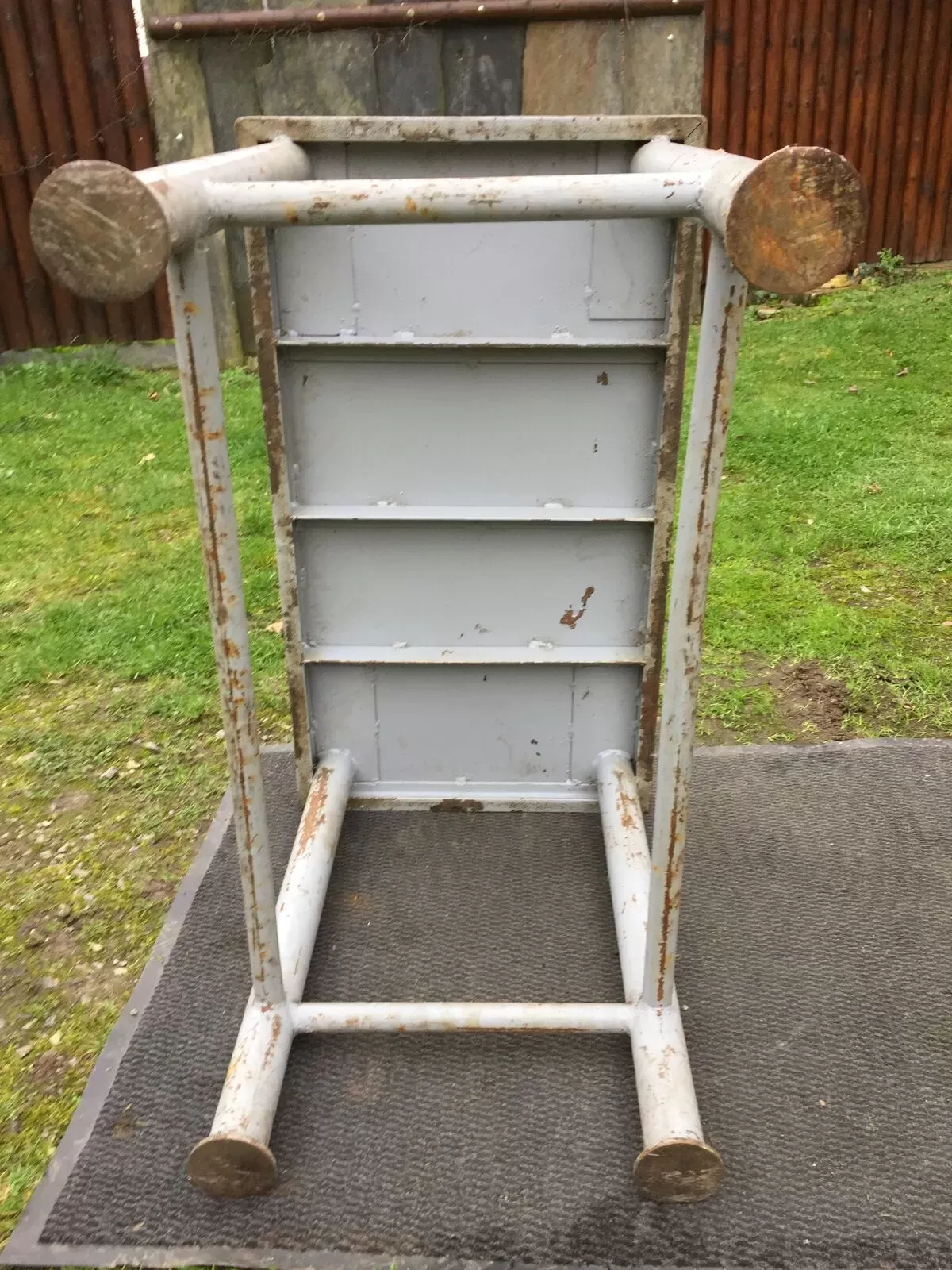 Illustration numéro 5 du produit Table vintage en métal provenant d’un atelier industriel à relooker