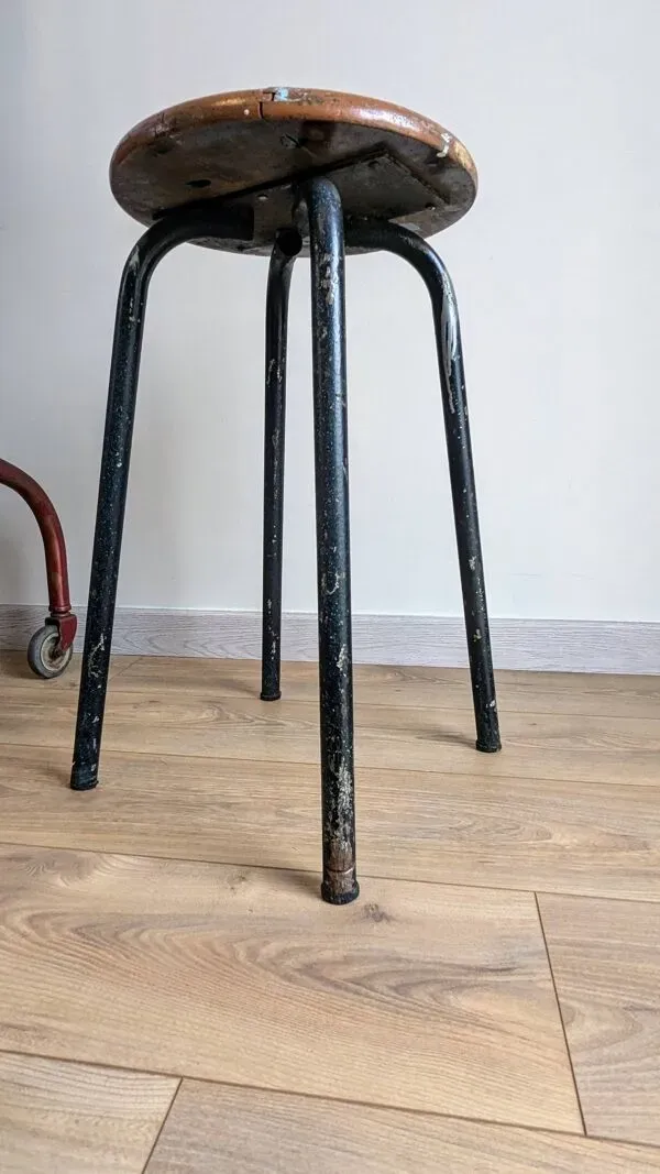 Illustration numéro 5 du produit Ancien tabouret industriel marron