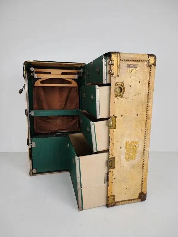 Illustration numéro 5 du produit Malle-armoire des années 1930 de Hartmann – coffre en cuir de chèvre