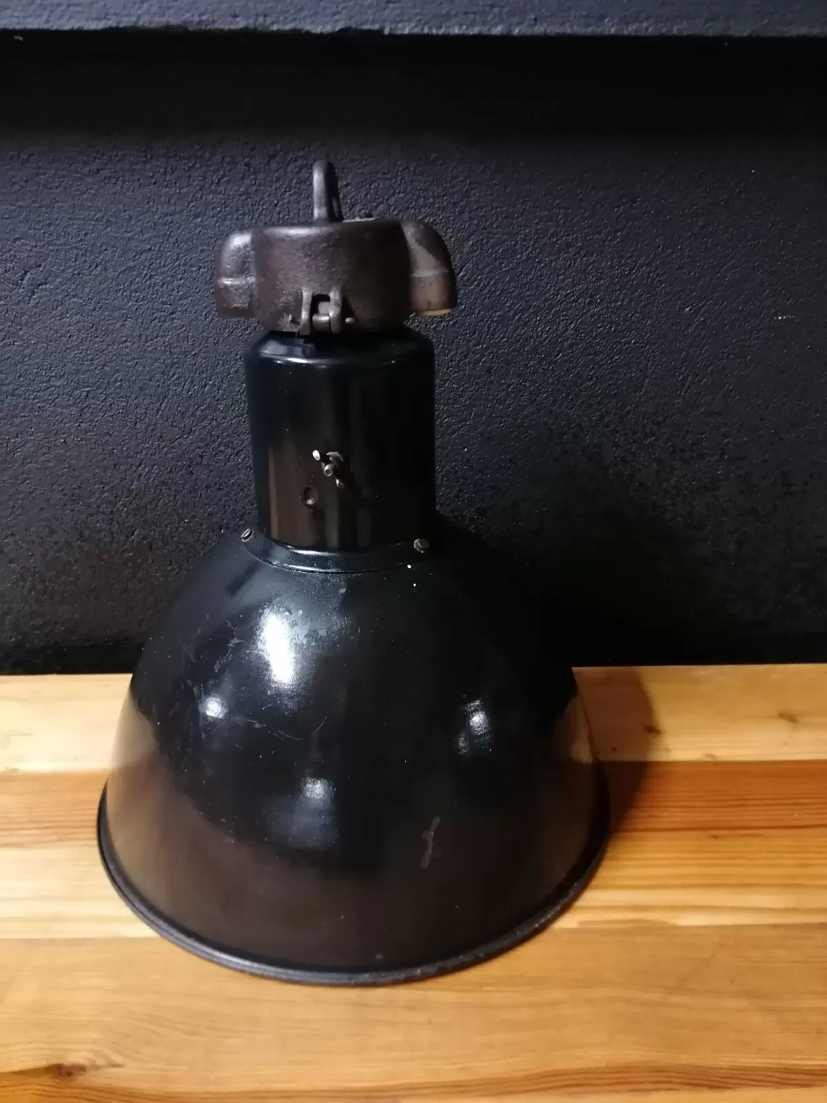 Illustration numéro 5 du produit Suspension vintage, métal émaillé, années 60