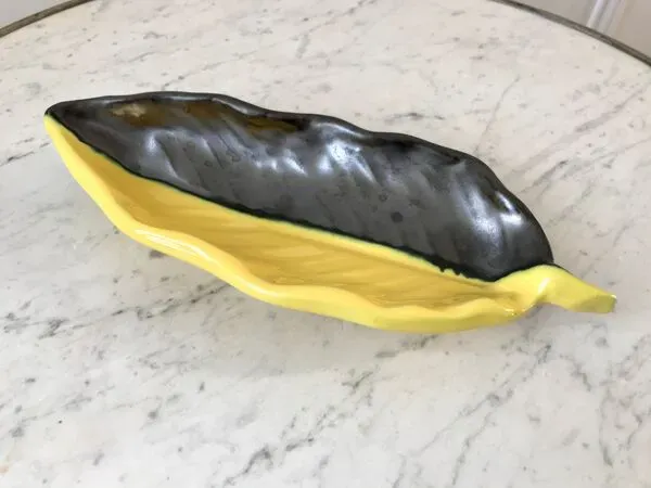 Illustration numéro 5 du produit Feuille bicolore en céramique signée années 70