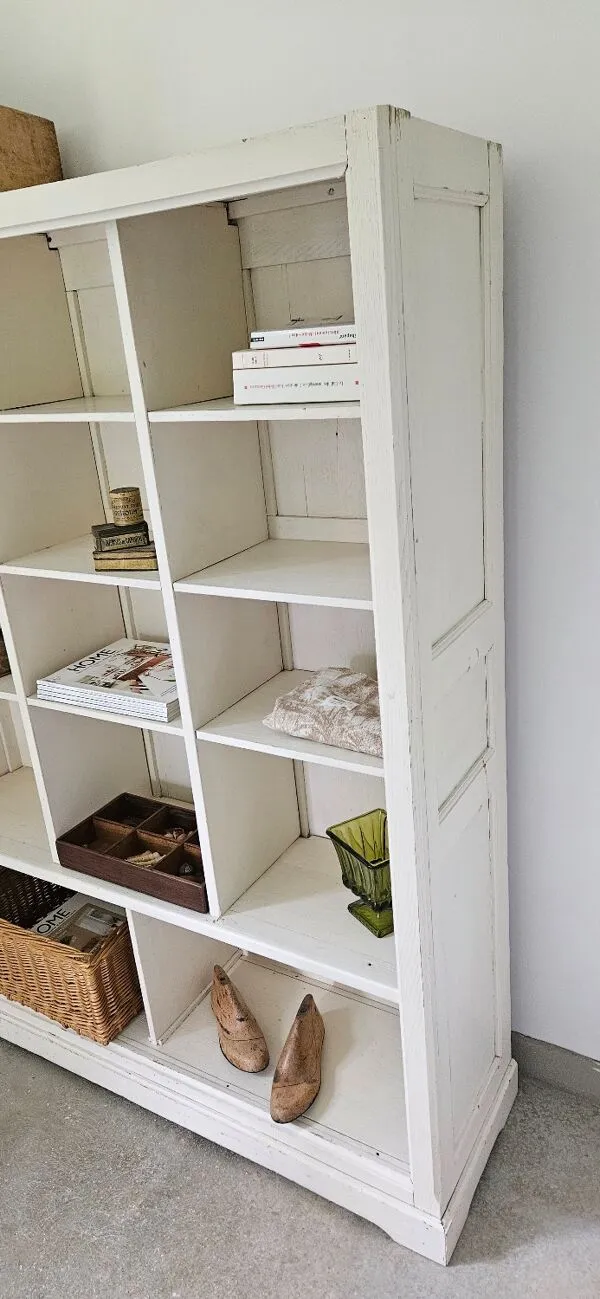 Illustration numéro 5 du produit Meuble de métier à casiers, bibliothèque en bois massif