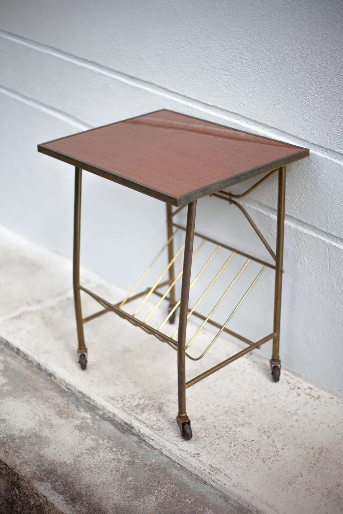 Illustration numéro 5 du produit Desserte vintage, desserte à roulettes