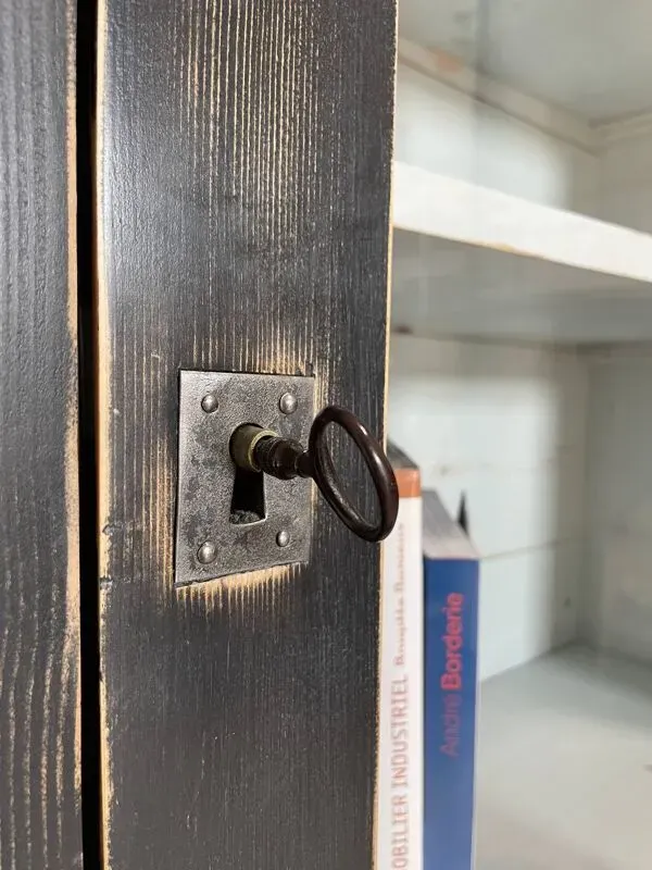 Illustration numéro 5 du produit Meuble de métier vitrine en bois patiné