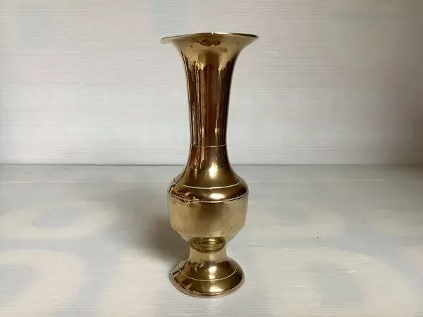 Illustration numéro 5 du produit Petit vase en laiton