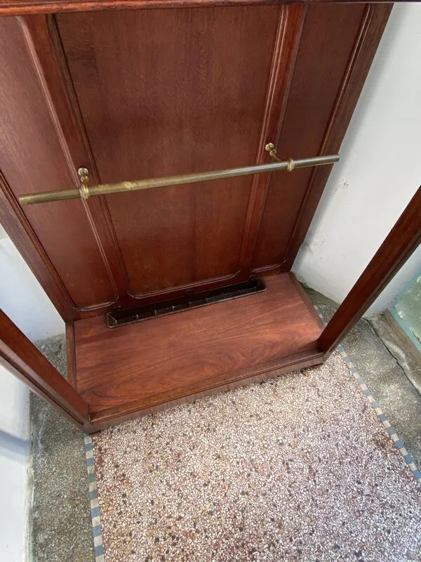 Illustration numéro 5 du produit Vestiaire / porte manteaux ancien en bois massif avec miroir, tablette