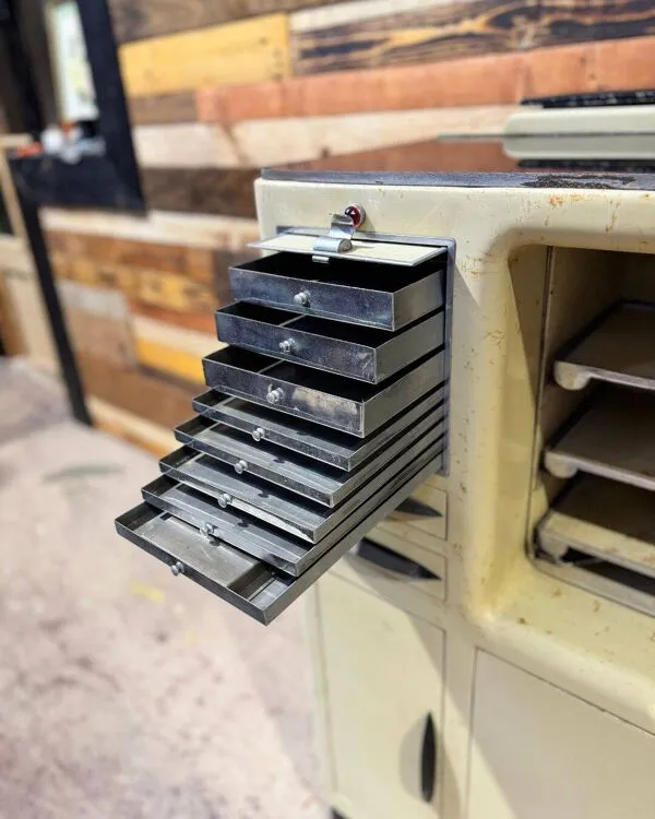 Illustration numéro 5 du produit Meuble de dentiste atypique - Années 1940 - Style industriel