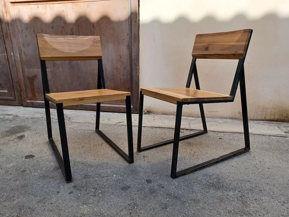 Illustration numéro 5 du produit Paire de chaises industrielles