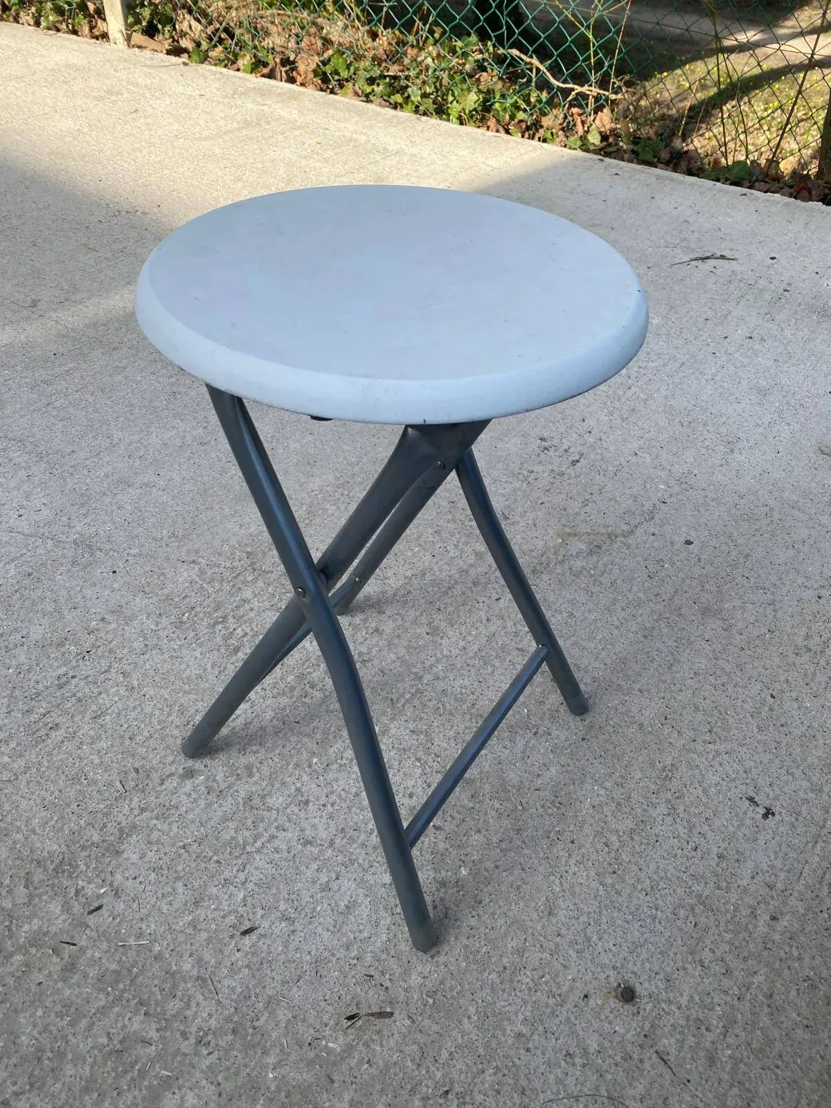 Illustration numéro 5 du produit Tabouret industriel pliable en acier gris et bois blanc