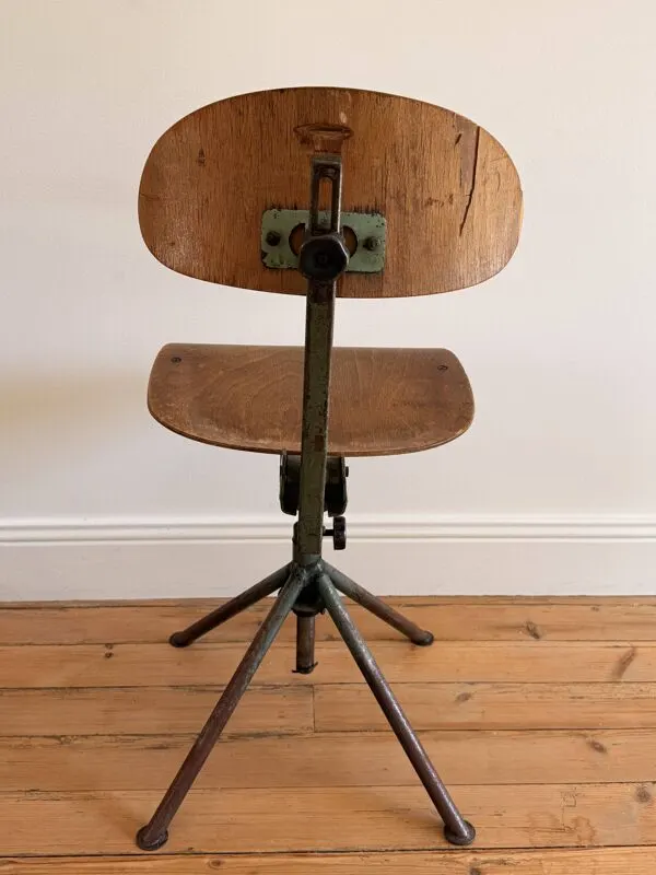 Illustration numéro 5 du produit Set of 6 Antique Industrial Wood and Metal Workshop Chairs