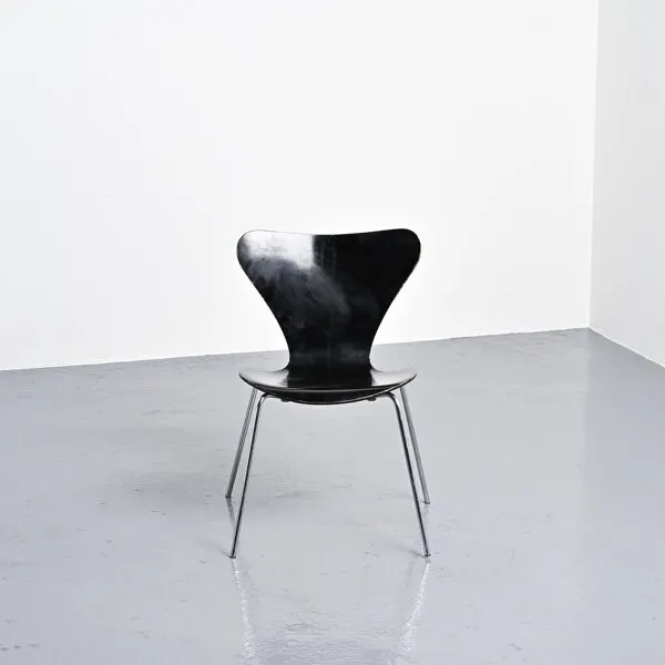 Illustration numéro 5 du produit Série de 6 chaises 3107 par Arne Jacobsen, Fritz Hansen, circa 1970.