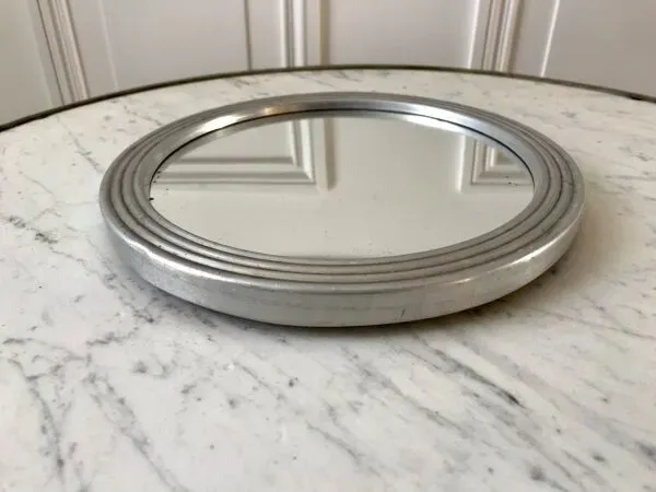 Illustration numéro 5 du produit Plateau miroir rond argenté années 50