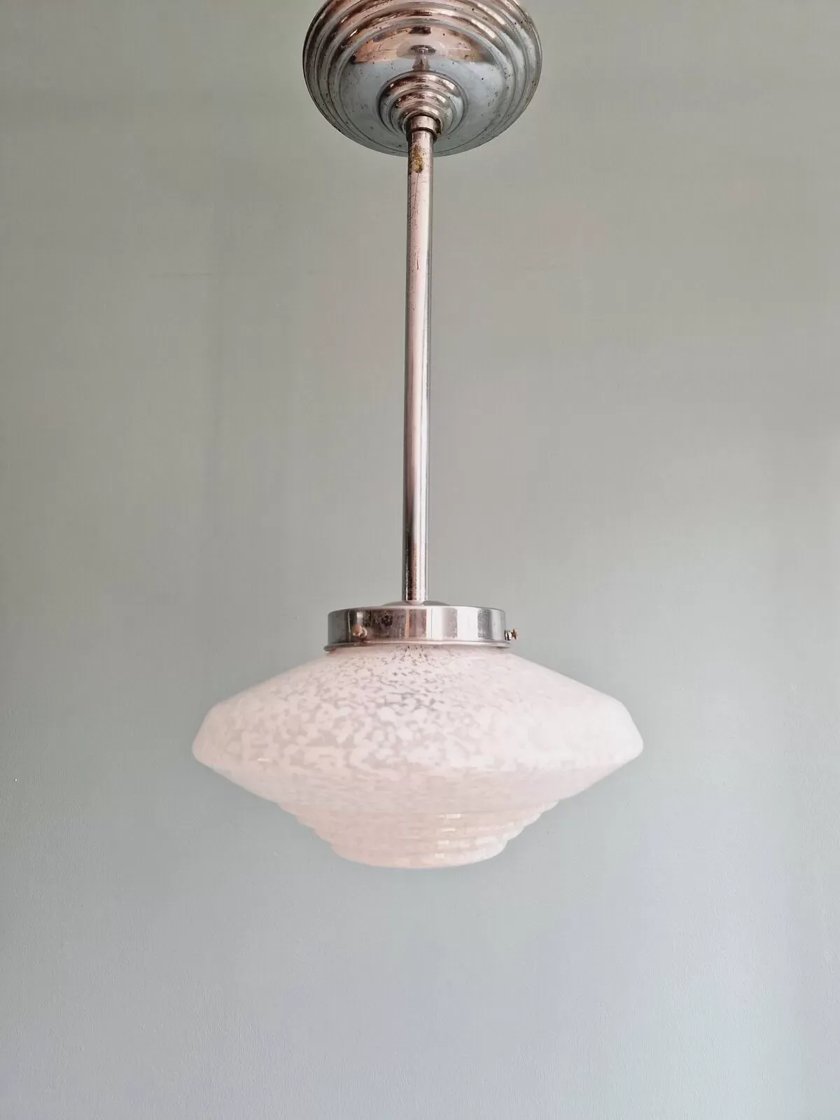 Illustration numéro 5 du produit Suspension Art Déco en verre moucheté blanc, années 1930