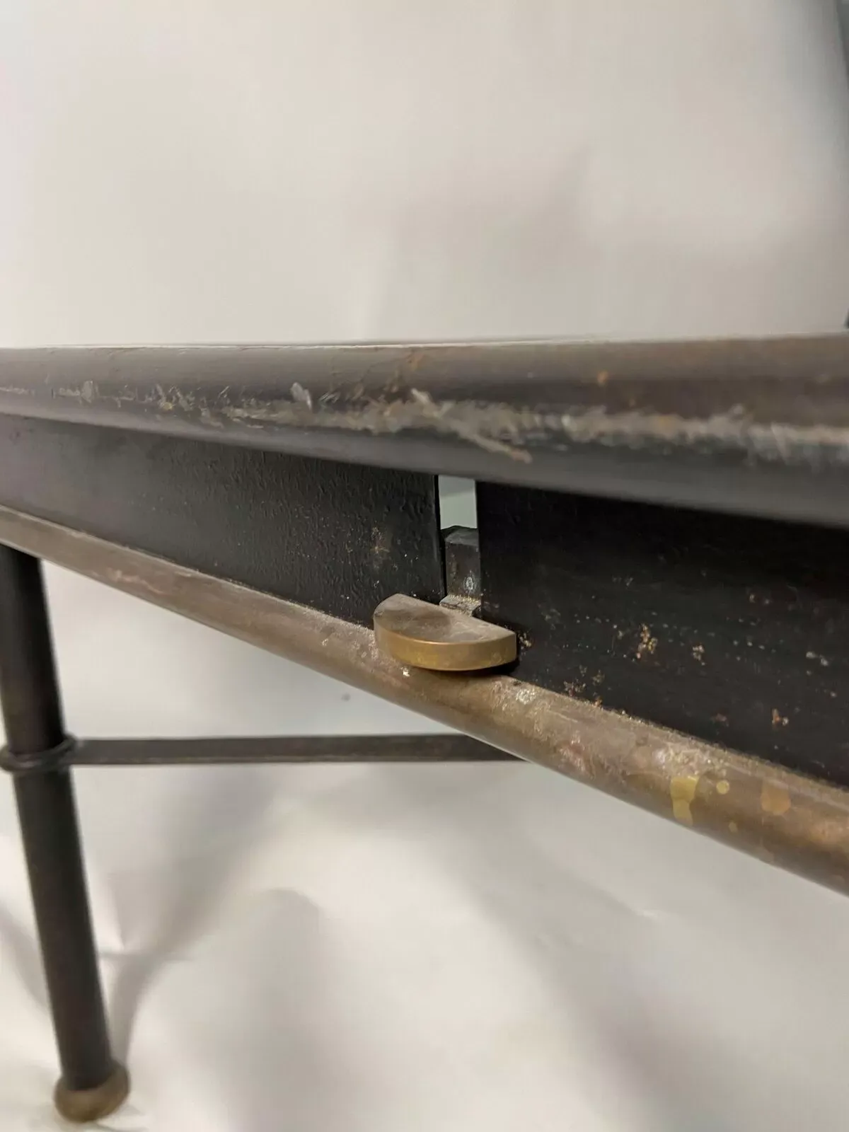 Illustration numéro 5 du produit Table basse en verre style industriel