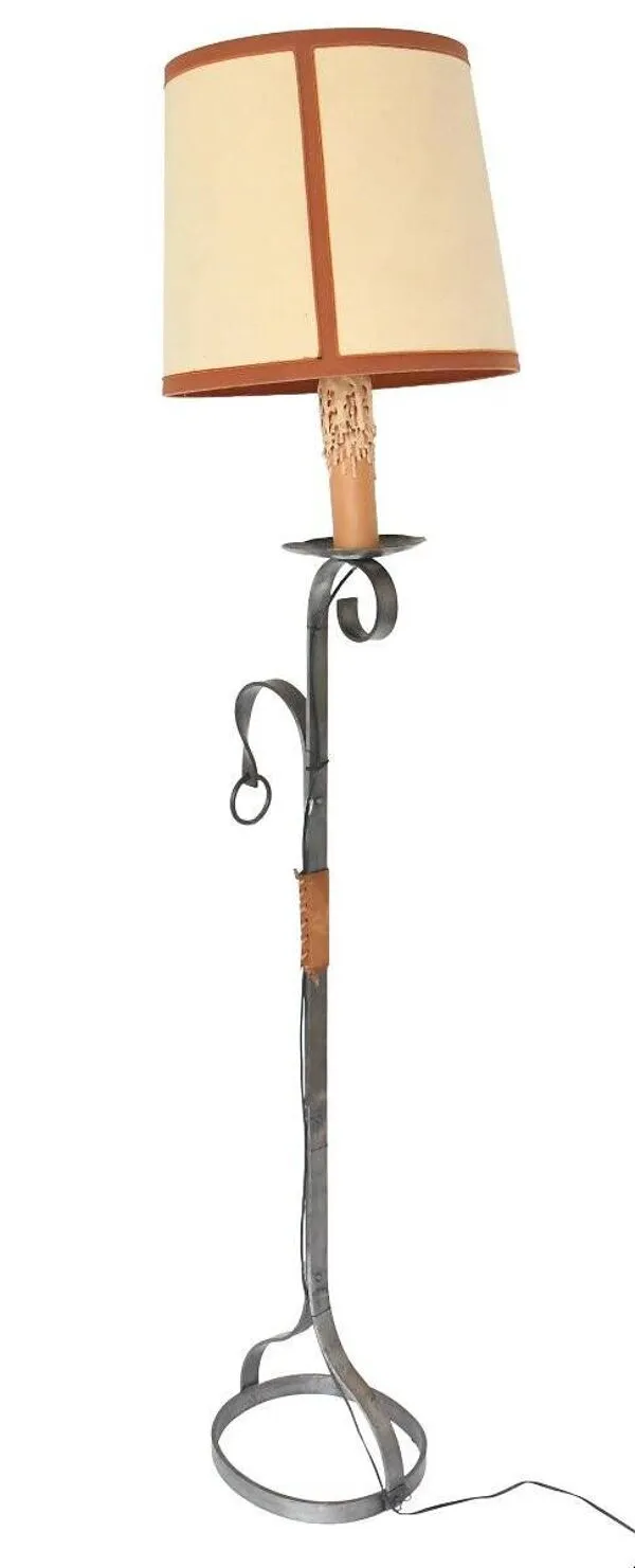 Illustration numéro 5 du produit Lampadaire en fer forgé