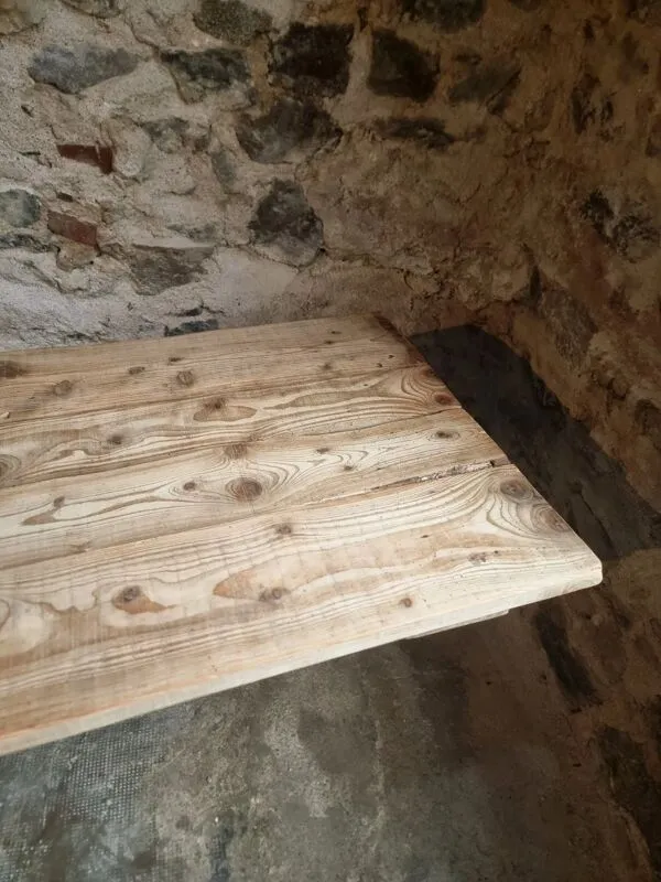 Illustration numéro 5 du produit Table industrielle française ancienne avec base en fonte et plateau en pin