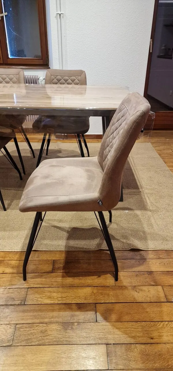 Illustration numéro 5 du produit Table et Chaises H&H