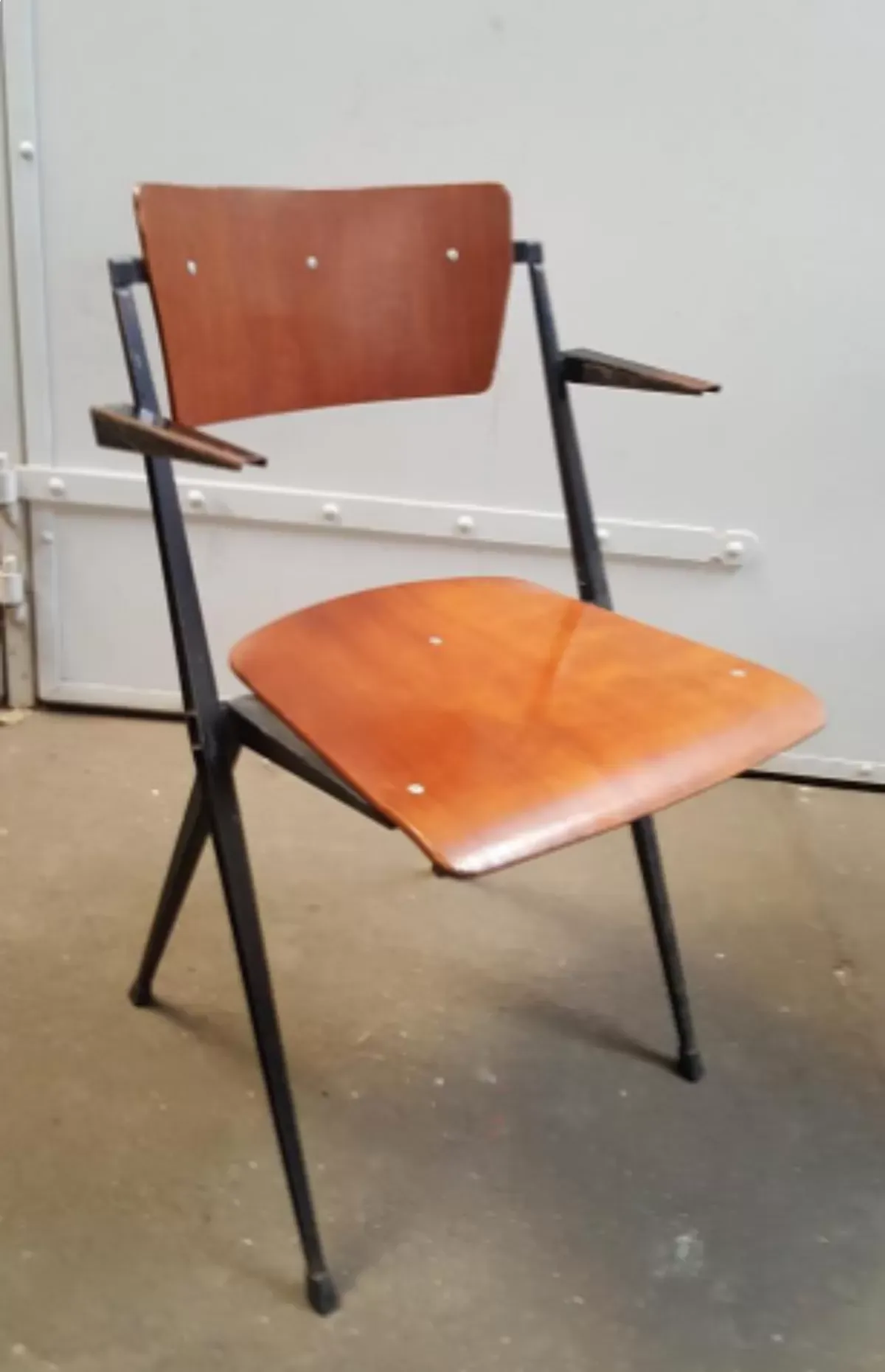 Illustration numéro 5 du produit Set of 4haises pyramid by wim rietveld for cirkel ahrend, 1964