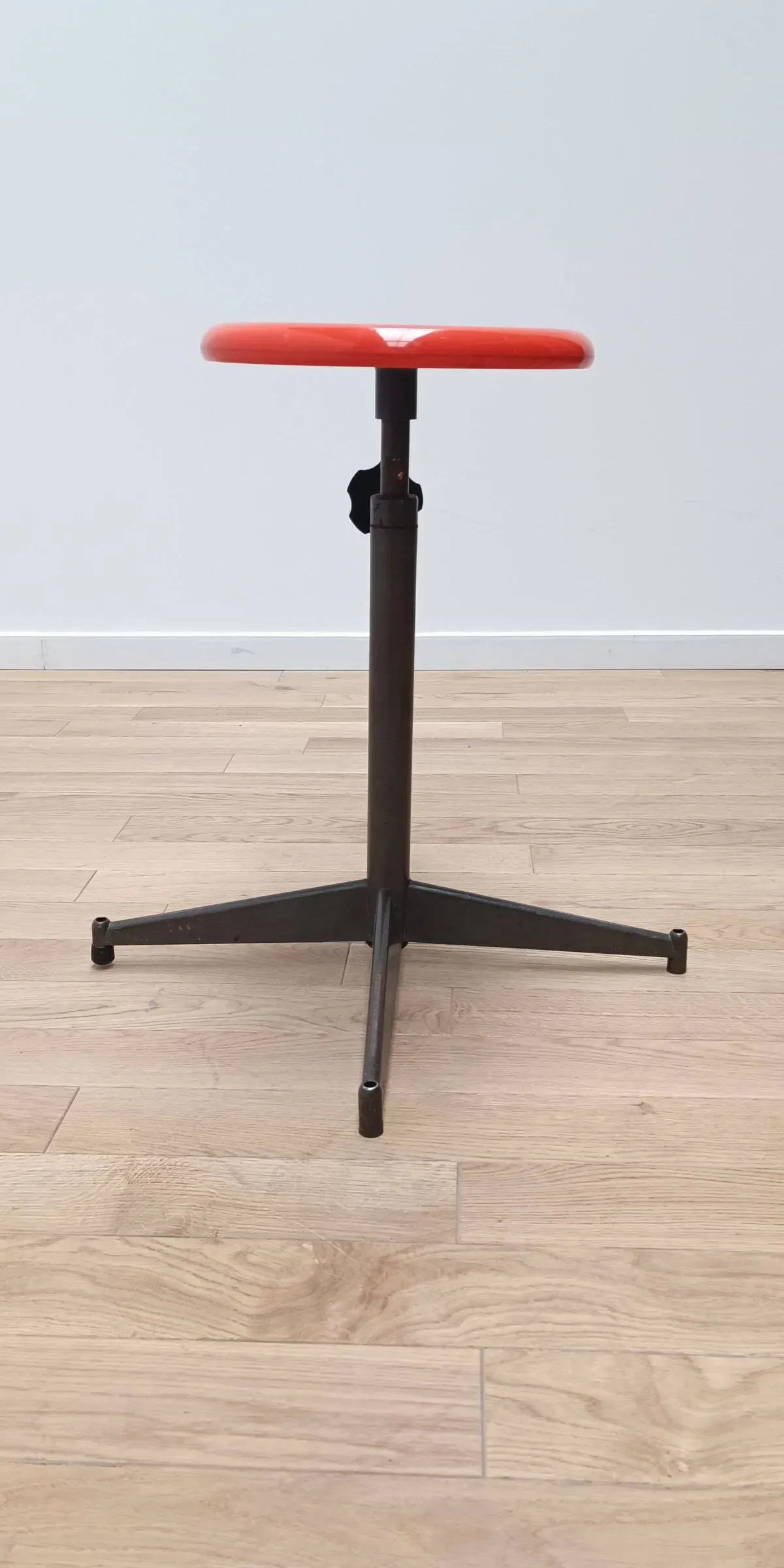 Illustration numéro 5 du produit Tabouret de laboratoire