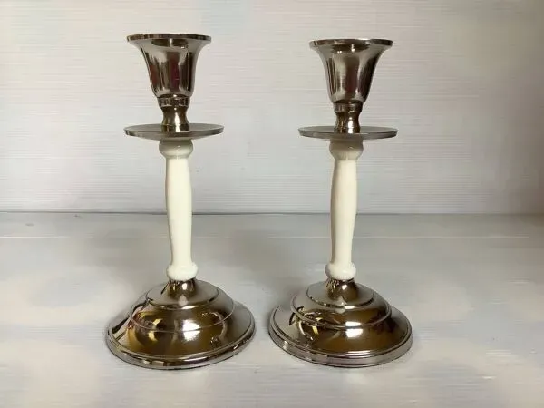 Illustration numéro 5 du produit Paire de bougeoirs argenté en métal