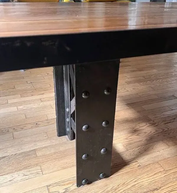 Illustration numéro 5 du produit Table en chêne piétement poutrelle Eiffel