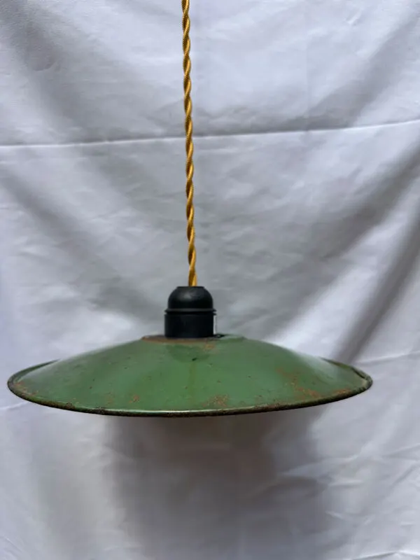 Illustration numéro 5 du produit Suspension tôle émaillée verte et blanche ancienne