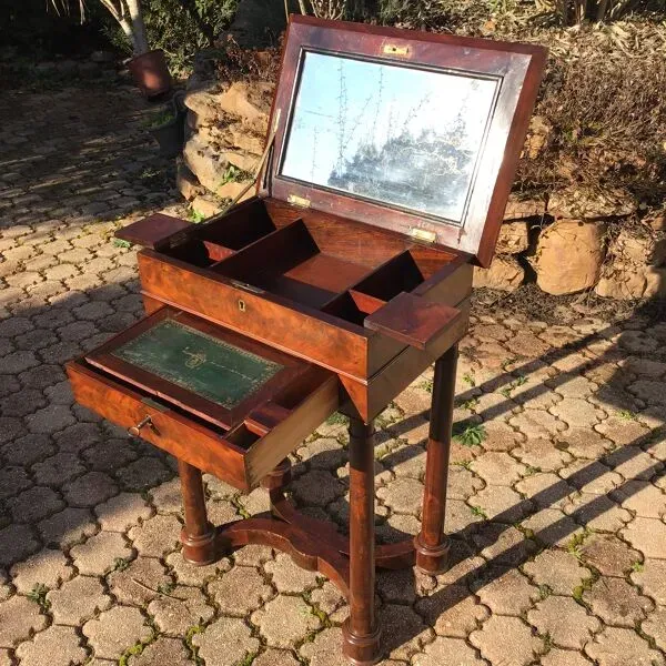 Illustration numéro 5 du produit Table de toilette