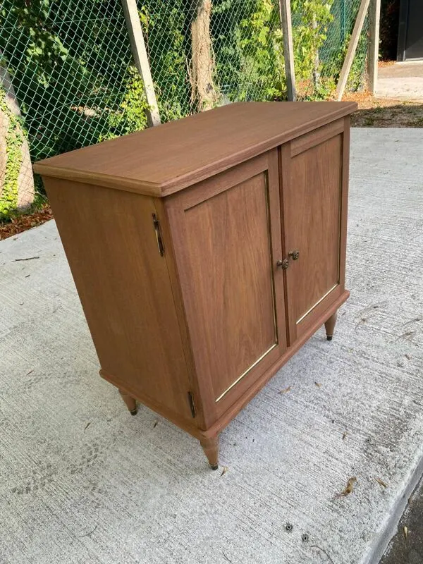 Illustration numéro 5 du produit Buffet meuble vinyle vintage Louis XVI décapé en acajou massif 1960