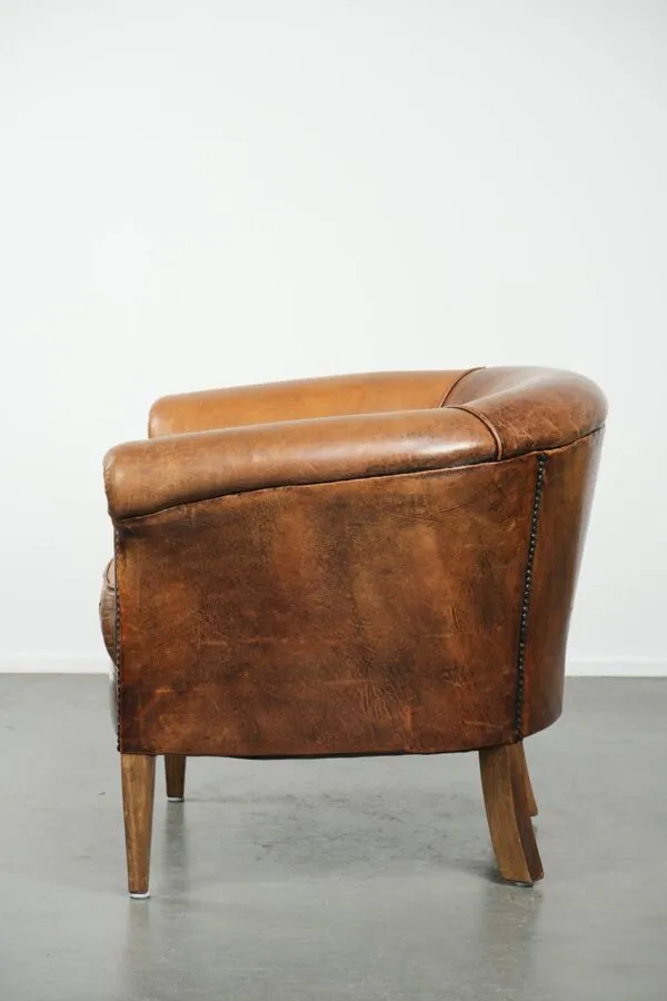 Illustration numéro 5 du produit Fauteuil club en peau de mouton vintage dans une taille subtile avec des couleurs chaudes.