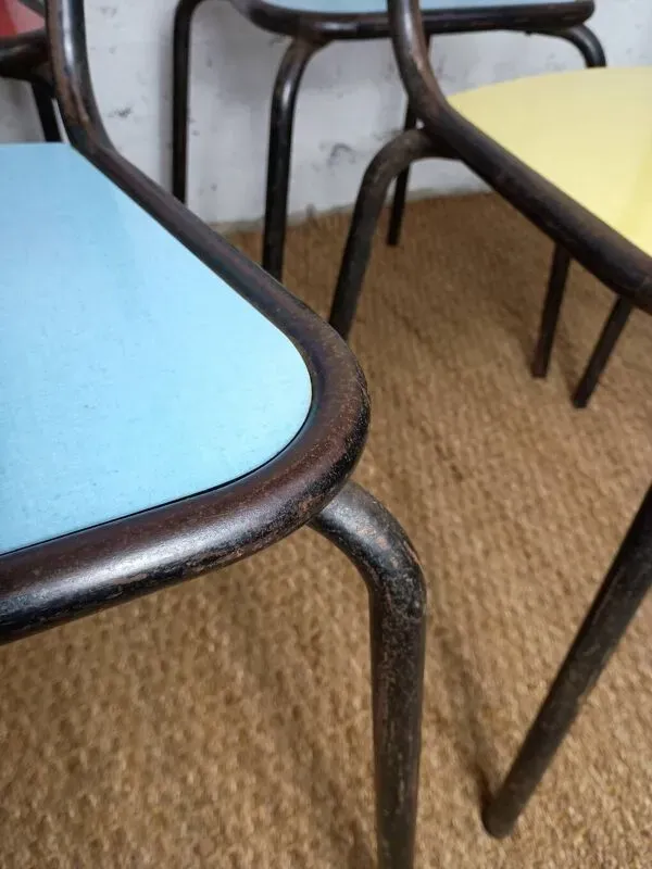 Illustration numéro 5 du produit 8 chaises de cantine formica rouge jaune bleu tubulure métal années 50-60