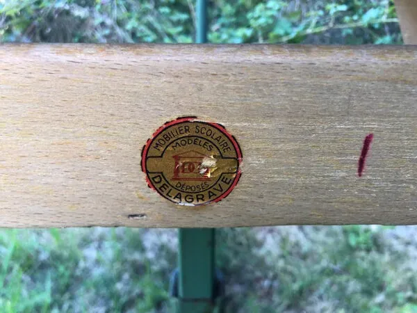 Illustration numéro 5 du produit Pupitre scolaire d'écolier à une place