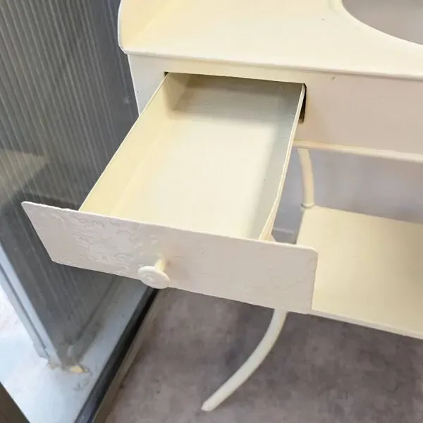 Illustration numéro 5 du produit Ancienne table de toilette