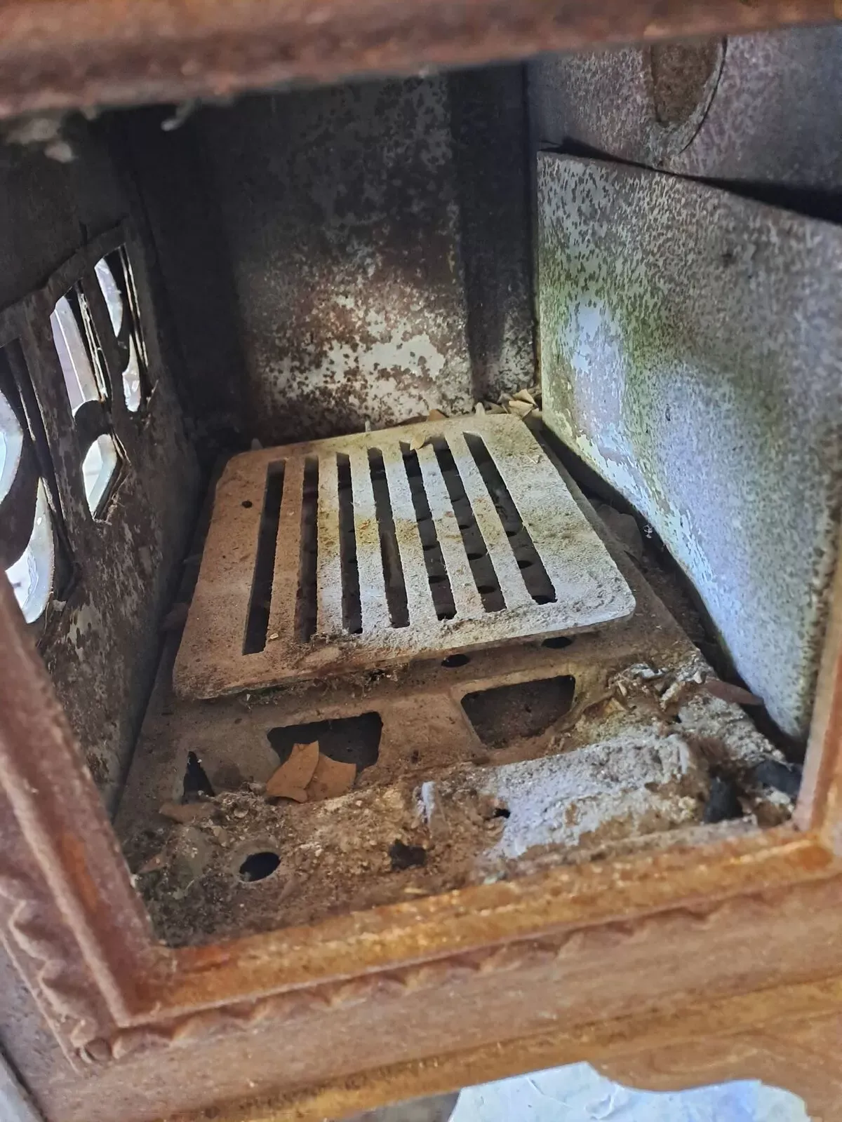 Illustration numéro 5 du produit Poêle à bois ancien en fonte émaillée art deco marque phebus coloris aubergine