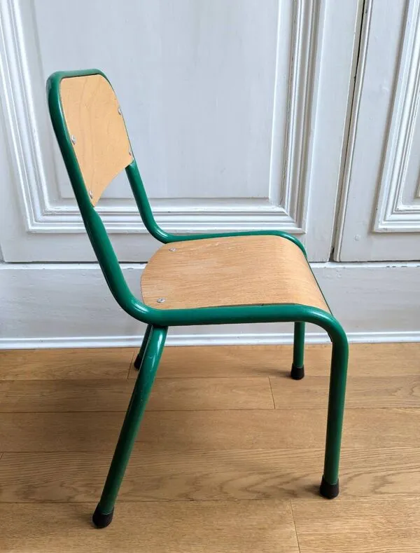 Illustration numéro 5 du produit Chaise d'écolier verte vintage