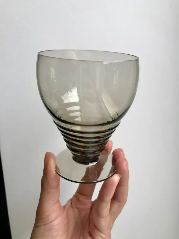 Illustration numéro 5 du produit 7 verres à vin art déco en verre fumé années 30-40